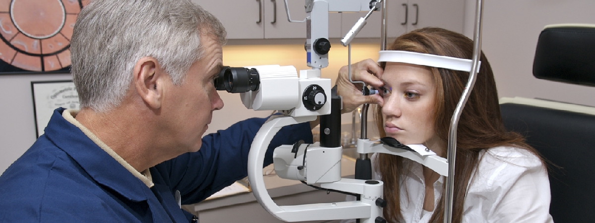 picture of optometrist with patient