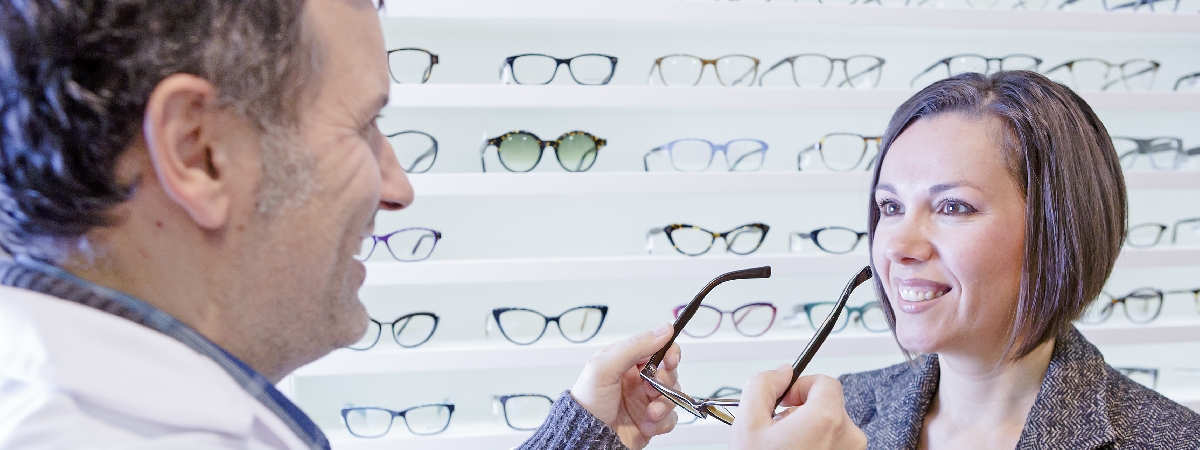 picture of optician in dispensary
